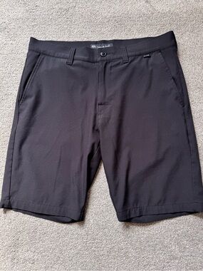 Mens Travis Mathew Lifestyle 10” Golf Shorts Size 32 Like New